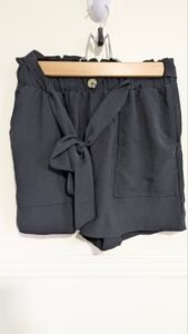 short légère, noire avec ceinture