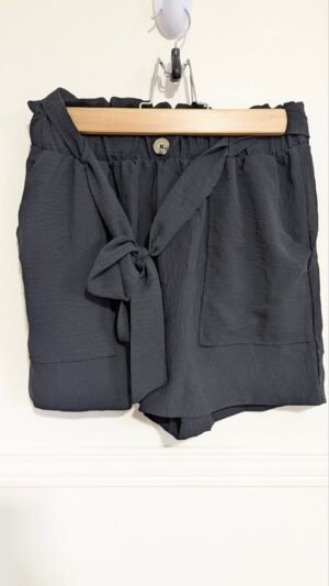 short légère, noire avec ceinture