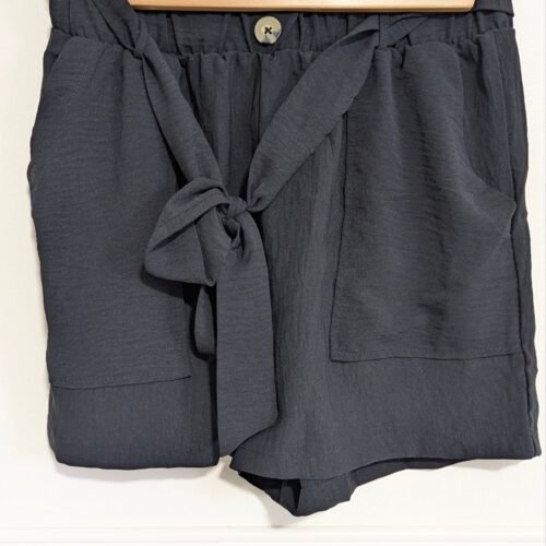 short légère, noire avec ceinture