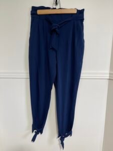 Pantalon bleu marin à boucles 🎀