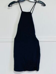 Robe noire à dos dénudé avec bretelles