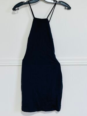 Robe noire à dos dénudé avec bretelles