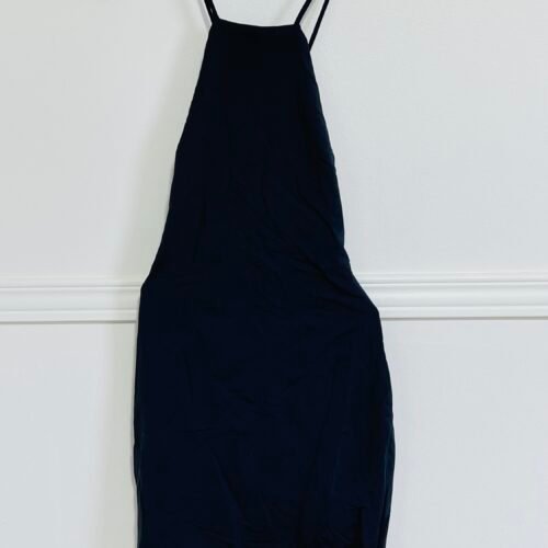 Robe noire à dos dénudé avec bretelles