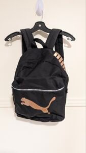 sac à dos Puma semble neuf, malgré les attaches de zip décolorés