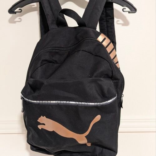 sac à dos Puma semble neuf, malgré les attaches de zip décolorés