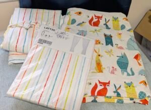 Ensemble de 4 panneaux pour fenêtres de chambre d'enfant, dont 2 panneaux neufs + Housse de couette assortie ( un peu jaunie)