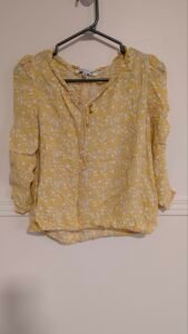 chemise jaune et blanche