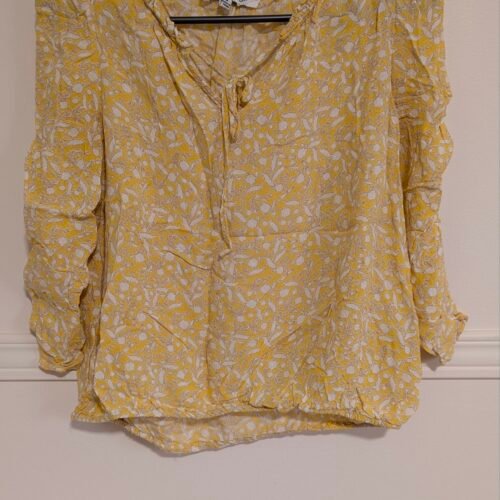 chemise jaune et blanche