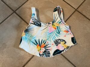 Haut maillot mandarine & co semble 8-10 ans/ peut aller avec bas noir ou marine