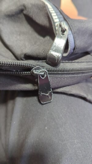 sac à dos Puma semble neuf, malgré les attaches de zip décolorés
